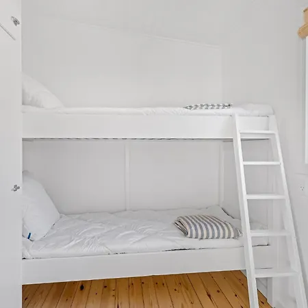 Feriehus 3 Bedroom Awesome In Vaeggerlose *